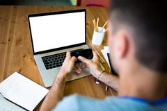 Экономист человека профессиональный наблюдая на финансовых диаграммах на мобильном телефоне, сидя на месте для работы с открытыми стоковые изображения rf Экономист человека профессиональный наблюдая на финансовых диаграммах на мобильном телефоне, сидя на месте для работы с открытыми стоковые изображения rf