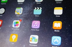 Экран прибора Яблока сфокусировал на значке применения магазина iTunes стоковые изображения Экран прибора Яблока сфокусировал на значке применения магазина iTunes стоковые изображения