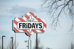 Экстерьер и логотип TGI пятниц ` S TGI пятницы американская сеть ресторанов фокусируя на вскользь обедать стоковые изображения rf Экстерьер и логотип TGI пятниц ` S TGI пятницы американская сеть ресторанов фокусируя на вскользь обедать стоковые изображения rf