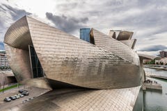 Экстерьер музея Guggenheim и башни Iberdrola стоковое изображение rf Экстерьер музея Guggenheim и башни Iberdrola стоковое изображение rf