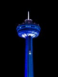 Экстерьер ночи башни Skylon в Ниагарском Водопаде, Канаде стоковое фото rf Экстерьер ночи башни Skylon в Ниагарском Водопаде, Канаде стоковое фото rf