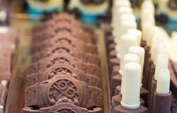 Эксцентричные объекты шоколада Шоколад сформированный в наручных часах Селективный фокус стоковые фото Эксцентричные объекты шоколада Шоколад сформированный в наручных часах Селективный фокус стоковые фото