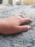 Элегантная 21 - летняя женская рука стоковая фотография Элегантная 21 - летняя женская рука стоковая фотография