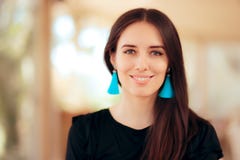 Элегантная усмехаясь девушка нося голубые серьги края Tassel Стоковые Фотографии RF Элегантная усмехаясь девушка нося голубые серьги края Tassel Стоковые Фотографии RF