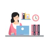 Элегантный усмехаясь характер работая с компьтер-книжкой на ее рабочем месте офиса, ежедневная жизнь коммерсантки работника офиса Стоковое Фото Элегантный усмехаясь характер работая с компьтер-книжкой на ее рабочем месте офиса, ежедневная жизнь коммерсантки работника офиса Стоковое Фото