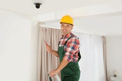 Электрик с отверткой ремонтируя камеру CCTV стоковые фото Электрик с отверткой ремонтируя камеру CCTV стоковые фото