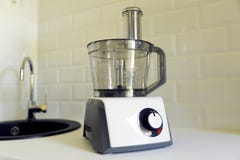 Электрический кухонный комбайн на countertop кухни, кухонной раковине на предпосылке Легкий и быстрый варить, концепция applience Стоковое Изображение RF Электрический кухонный комбайн на countertop кухни, кухонной раковине на предпосылке Легкий и быстрый варить, концепция applience Стоковое Изображение RF