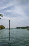 электрический поляк в пруде воды с отражением его в открытом море стоковые фотографии rf электрический поляк в пруде воды с отражением его в открытом море стоковые фотографии rf