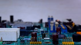 Электронные части на зеленом PCB стоковое фото Электронные части на зеленом PCB стоковое фото