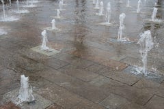 Элемент городского ландшафта Классический фонтан перед современным зданием в конце-вверх городской площади moscow стоковое фото Элемент городского ландшафта Классический фонтан перед современным зданием в конце-вверх городской площади moscow стоковое фото