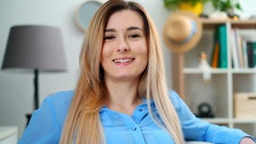 Эмоции шоу девушки подростка от serios смотрят на для того чтобы смеяться дома Близкий поднимающий вверх портрет крытый Красивая видеоматериал Эмоции шоу девушки подростка от serios смотрят на для того чтобы смеяться дома Близкий поднимающий вверх портрет крытый Красивая видеоматериал