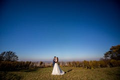 Эмоциональная красивая невеста обнимая и целуя groom новобрачных стоковое фото Эмоциональная красивая невеста обнимая и целуя groom новобрачных стоковое фото