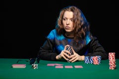 Эмоциональная женщина в голубых одеждах и солнечных очках игральные карты стоковое изображение Эмоциональная женщина в голубых одеждах и солнечных очках игральные карты стоковое изображение