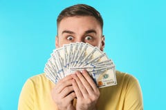 Эмоциональный молодой человек с деньгами стоковые фотографии rf Эмоциональный молодой человек с деньгами стоковые фотографии rf