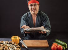 Эмоциональный человек плача по мере того как он чувствует жалость для рыб стоковая фотография Эмоциональный человек плача по мере того как он чувствует жалость для рыб стоковая фотография