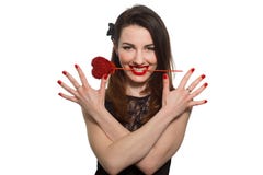Эротичная смотря женщина при красная губная помада держа сердце i валентинки стоковая фотография rf Эротичная смотря женщина при красная губная помада держа сердце i валентинки стоковая фотография rf