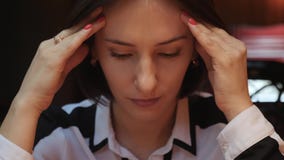 Это видео около близко вверх по взгляду молодой женщины закрывая ее глаза, касается ее лбу, имеющ головную боль, массажирует ее в видеоматериал Это видео около близко вверх по взгляду молодой женщины закрывая ее глаза, касается ее лбу, имеющ головную боль, массажирует ее в видеоматериал