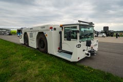 Эффективный стоимостью претендент 700 трактора большого самолета на авиаполе стоковая фотография Эффективный стоимостью претендент 700 трактора большого самолета на авиаполе стоковая фотография