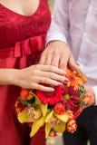 ювелирные изделия cravat пар кристаллические связывают венчание руки и кольца на букете невесты вектор влюбленности jpg изображен стоковые изображения rf ювелирные изделия cravat пар кристаллические связывают венчание руки и кольца на букете невесты вектор влюбленности jpg изображен стоковые изображения rf