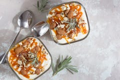 Югурт здорового завтрака греческий, посоленная карамелька, крошит, на каменной белой таблице стоковое фото rf Югурт здорового завтрака греческий, посоленная карамелька, крошит, на каменной белой таблице стоковое фото rf