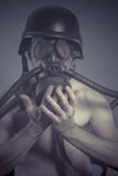 Ядерный, человек с черной маской противогаза, концепция загрязнения и экологический стоковые фотографии rf Ядерный, человек с черной маской противогаза, концепция загрязнения и экологический стоковые фотографии rf