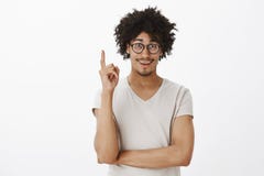 Я имею отличную идею, слушаю Портрет очаровывая эмотивного и оптимистического молодого человека с темной кожей, поднимая указател стоковые изображения Я имею отличную идею, слушаю Портрет очаровывая эмотивного и оптимистического молодого человека с темной кожей, поднимая указател стоковые изображения