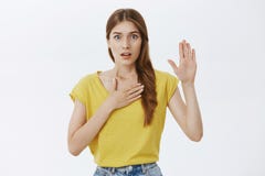 Я клянусь говорящ правду Портрет потревоженной и нервнойся милой трепетной ладони удерживания маленькой девочки на комоде и руке стоковое изображение rf Я клянусь говорящ правду Портрет потревоженной и нервнойся милой трепетной ладони удерживания маленькой девочки на комоде и руке стоковое изображение rf