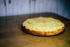 Яблочный пирог на деревянной предпосылке стоковые фото Яблочный пирог на деревянной предпосылке стоковые фото