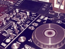 Ядровая смешивая деталь консоли, конец вверх Консоль музыки DJ профессиональная Широкоформатное фото черного регулятора ядрового стоковые фотографии rf Ядровая смешивая деталь консоли, конец вверх Консоль музыки DJ профессиональная Широкоформатное фото черного регулятора ядрового стоковые фотографии rf