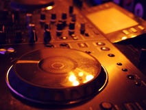 Ядровая смешивая деталь консоли, конец вверх Консоль музыки DJ профессиональная Широкоформатное фото черного регулятора ядрового стоковые изображения rf Ядровая смешивая деталь консоли, конец вверх Консоль музыки DJ профессиональная Широкоформатное фото черного регулятора ядрового стоковые изображения rf