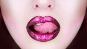 Язык и сексуальный рот Губа женщины, женские губы Красивые губа, губная помада и lipgloss, страстная Сексуальные губы, язык вне стоковая фотография rf Язык и сексуальный рот Губа женщины, женские губы Красивые губа, губная помада и lipgloss, страстная Сексуальные губы, язык вне стоковая фотография rf