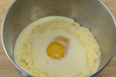 Яичко и молоко na górze смешивания булочки маисового хлеба стоковые фото Яичко и молоко na górze смешивания булочки маисового хлеба стоковые фото