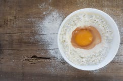 Яйца и мука на деревянном столе стоковые изображения Яйца и мука на деревянном столе стоковые изображения