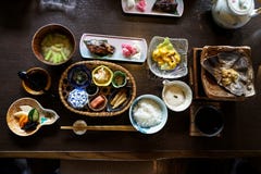 Японские ryokan блюда завтрака включая сваренный белый рис, зажаренную рыбу, яичницу, суп, mentaiko, соленье, морскую водоросль, Стоковая Фотография RF Японские ryokan блюда завтрака включая сваренный белый рис, зажаренную рыбу, яичницу, суп, mentaiko, соленье, морскую водоросль, Стоковая Фотография RF