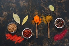 Яркие различные специи, деревянные ложки на темной деревенской предпосылке над взглядом стоковые изображения Яркие различные специи, деревянные ложки на темной деревенской предпосылке над взглядом стоковые изображения