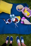 Яркий пикник на природ-цветках, очень вкусная еда, любящая пара стоковая фотография Яркий пикник на природ-цветках, очень вкусная еда, любящая пара стоковая фотография