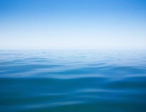 Ясная поверхность неба и воды штиля на море или океана Стоковая Фотография Ясная поверхность неба и воды штиля на море или океана Стоковая Фотография