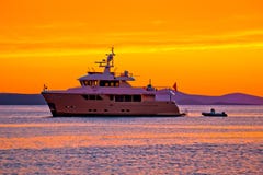 Яхта на золотом заходе солнца на открытом море стоковое изображение Яхта на золотом заходе солнца на открытом море стоковое изображение