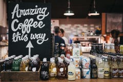 ‘Café asombroso muestra de esta manera ‘dentro de la estación de St Pancras, Londres, Reino Unido imágenes de archivo libres de regalías ‘Café asombroso muestra de esta manera ‘dentro de la estación de St Pancras, Londres, Reino Unido imágenes de archivo libres de regalías