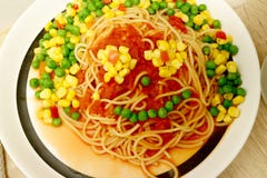 ‘Comida-caras de aspecto extraño hechas de espaguetis, de salsa de tomate y de verduras imágenes de archivo libres de regalías ‘Comida-caras de aspecto extraño hechas de espaguetis, de salsa de tomate y de verduras imágenes de archivo libres de regalías