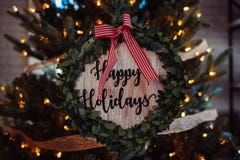 ‘Días de fiesta felices escritos en una decoración de madera con la cinta rayada roja imágenes de archivo libres de regalías ‘Días de fiesta felices escritos en una decoración de madera con la cinta rayada roja imágenes de archivo libres de regalías