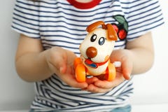 ‹Do †do ‹do †do cão de brinquedo das crianças nas mãos de uma criança imagem de stock ‹Do †do ‹do †do cão de brinquedo das crianças nas mãos de uma criança imagem de stock