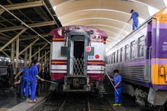 € Bangkoks, Thailand „am 30. November 2018: Angestellte, die den Zug am Bahnhof säubern lizenzfreie stockbilder € Bangkoks, Thailand „am 30. November 2018: Angestellte, die den Zug am Bahnhof säubern lizenzfreie stockbilder