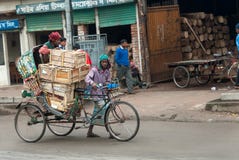 € de DACCA, BANGLADESH “26 de enero de 2008: Tirador del carrito de ciclo imagen de archivo € de DACCA, BANGLADESH “26 de enero de 2008: Tirador del carrito de ciclo imagen de archivo