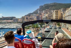 € Monacos, Frankreich „am 24. Juli 2017: Gruppe touristische Leute, die reisen mit dem Reisebus in Luxus-Monaco (Monte Carlo) stockfoto € Monacos, Frankreich „am 24. Juli 2017: Gruppe touristische Leute, die reisen mit dem Reisebus in Luxus-Monaco (Monte Carlo) stockfoto
