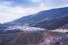 € «14-ое августа 2018 Катании, Сицилии: туристы идут к кратерам Silvestri на Mount Etna, действующем вулкане на восточном побере стоковые фото € «14-ое августа 2018 Катании, Сицилии: туристы идут к кратерам Silvestri на Mount Etna, действующем вулкане на восточном побере стоковые фото