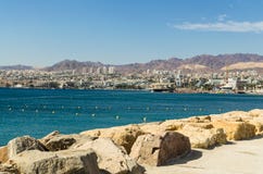 € «7-ое ноября 2017 EILAT, ИЗРАИЛЯ: панорамный взгляд на Eilat от стороны пристани Стоковые Изображения RF € «7-ое ноября 2017 EILAT, ИЗРАИЛЯ: панорамный взгляд на Eilat от стороны пристани Стоковые Изображения RF
