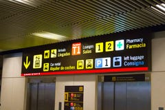 € “03 de Madrid/de España 03 2019: Muestras subterráneos de las informaciones del aeropuerto del túnel de Madrid fotografía de archivo € “03 de Madrid/de España 03 2019: Muestras subterráneos de las informaciones del aeropuerto del túnel de Madrid fotografía de archivo