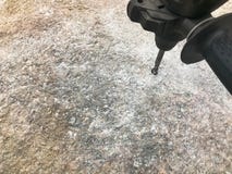 一个健壮,坚硬金属铁钻头操练在一块大灰色石头的一个孔 接近的视图 抽象背景异教徒青绿 库存照片 一个健壮,坚硬金属铁钻头操练在一块大灰色石头的一个孔 接近的视图 抽象背景异教徒青绿 库存照片