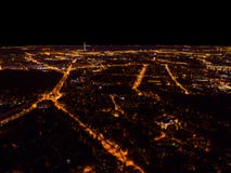 一个大城市的空中夜视图 美好的都市风景全景在晚上 大厦鸟瞰图有汽车的路在城市在 免版税库存照片 一个大城市的空中夜视图 美好的都市风景全景在晚上 大厦鸟瞰图有汽车的路在城市在 免版税库存照片